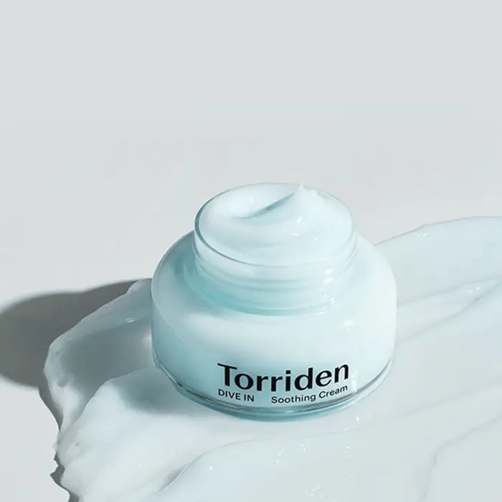 Torriden DIVE-IN Low Molecular Hyaluronic Acid Soothing Cream 100ml bietet langanhaltende Feuchtigkeit auf einer weißen Oberfläche.
