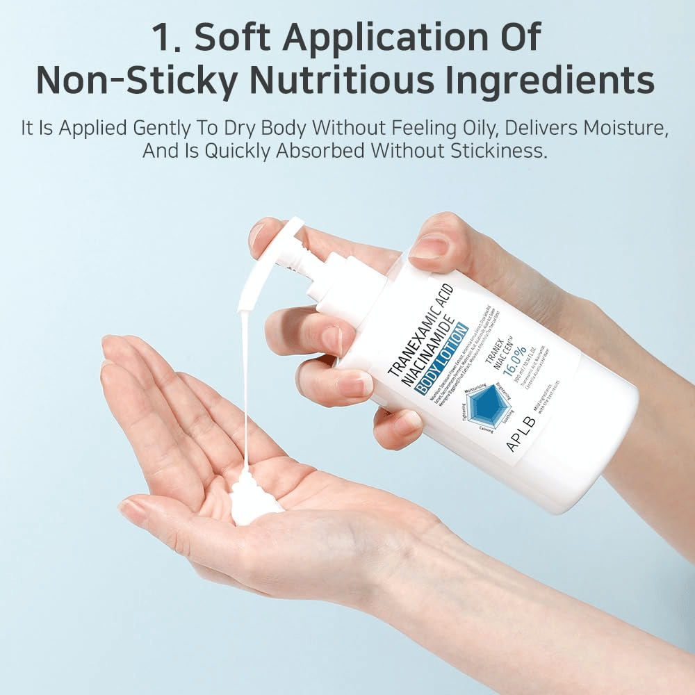 Anwendungsbild, bei dem die Lotion in die Hand gepumpt wird, um die leichte, weichmachende und schnell einziehende Konsistenz ohne klebriges Gefühl zu zeigen.