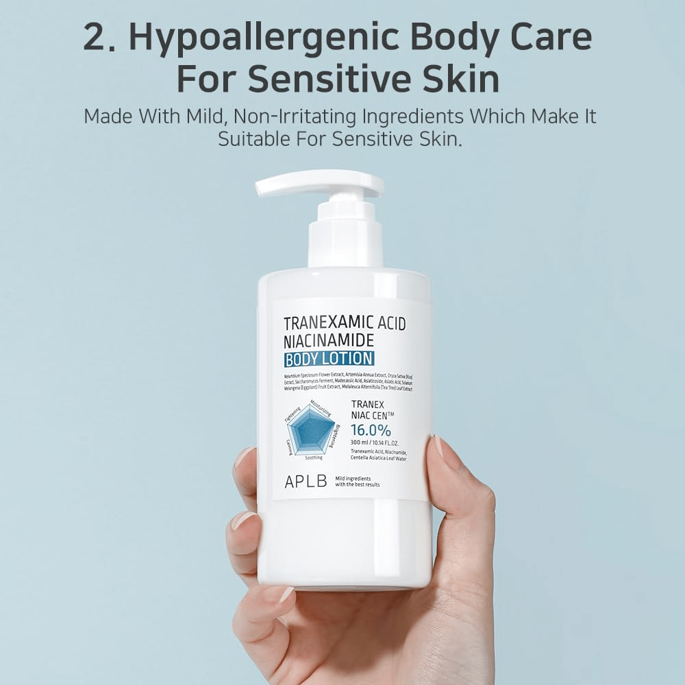 Produktbild, das APLB Tranexamic Acid Niacinamide Body Lotion zeigt, mit Fokus auf hypoallergene Körperpflege für empfindliche Haut. Das Bild betont milde und schonende Inhaltsstoffe, die für trockene und empfindliche Haut geeignet sind.