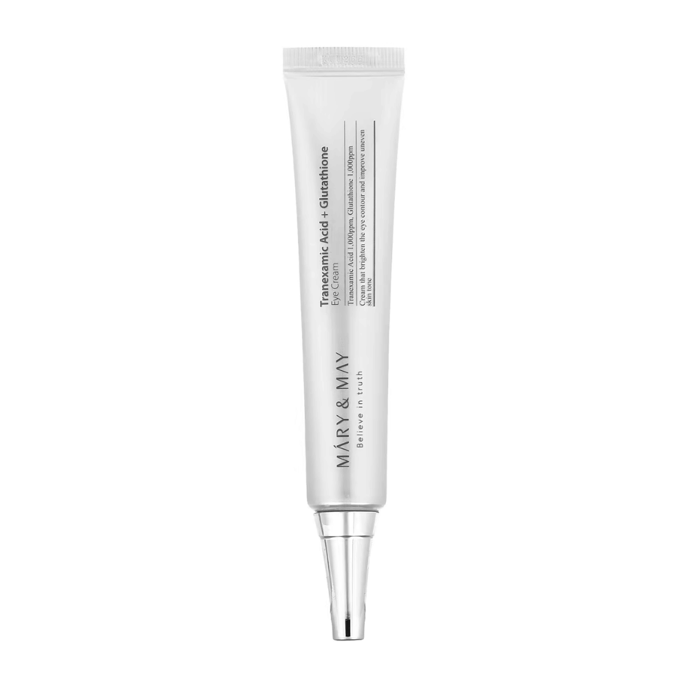 Produktbild von einer weißen Tube von MARY & MAY mit "Tranexamic Acid + Glutathione Eye Cream". Der Text auf der Verpackung hebt ihre Eigenschaften hervor, um den Bereich um die Augen aufzuhellen und zu behandeln. Die Tube ist für eine einfache und präzise Anwendung gestaltet.