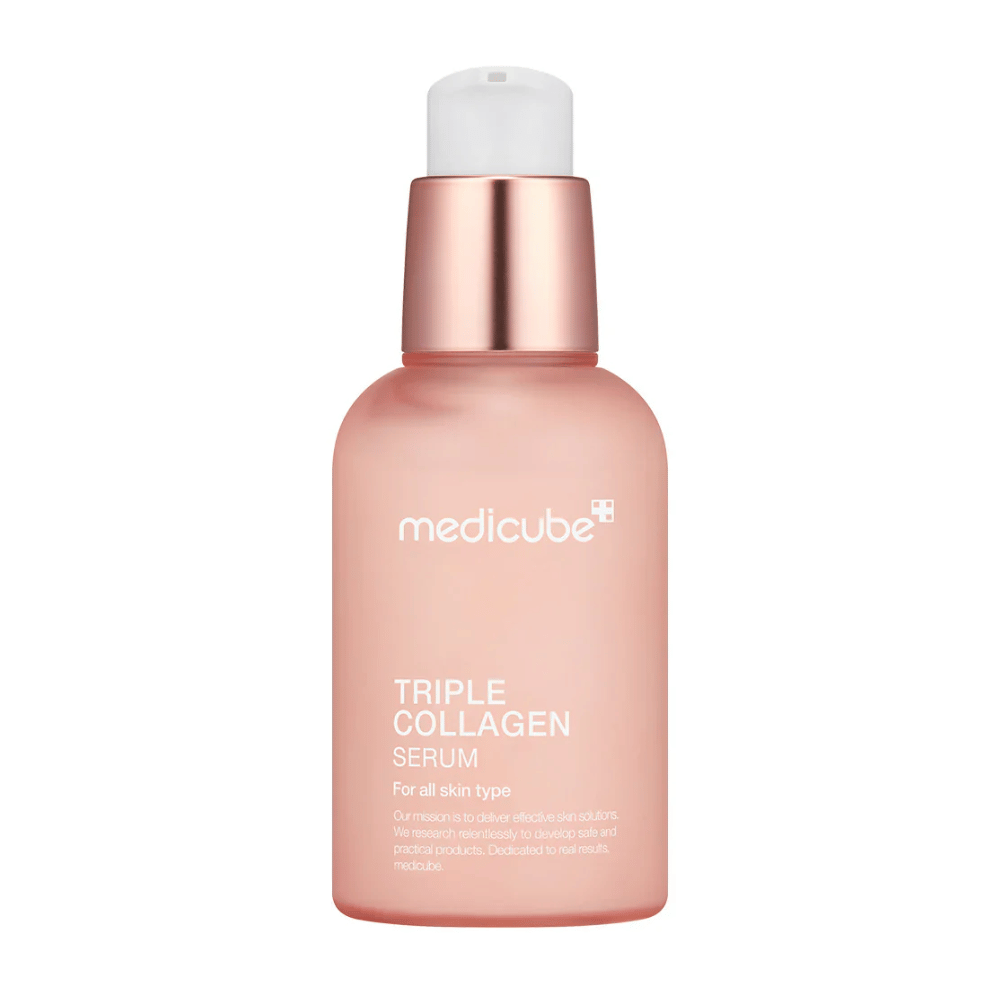 Eine rosa Flasche von Medicube Triple Collagen Serum, entworfen für alle Hauttypen. Die glatte, gefrostete Glasflasche mit einem metallischen rosa Verschluss und einer weißen Pumpe verleiht einen eleganten Look, und der Text hebt die Dreifach-Kollagen-Formel des Serums hervor.