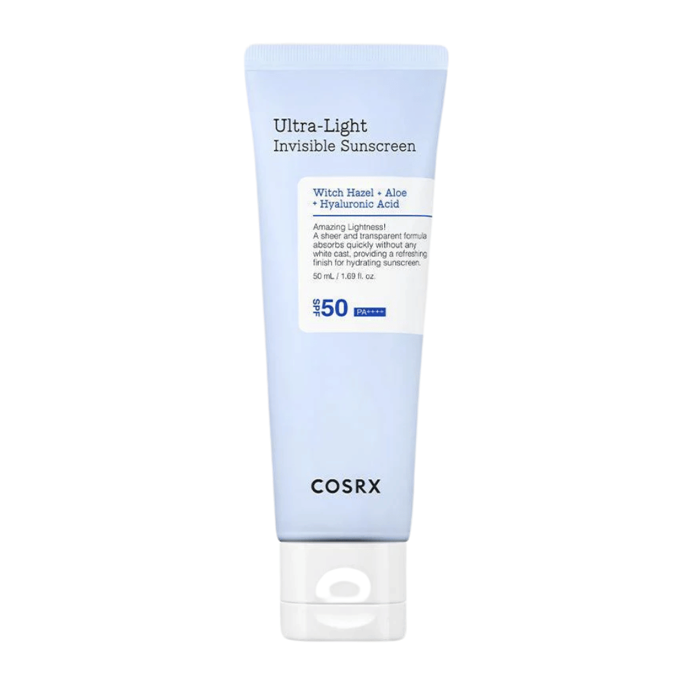 COSRX Ultra-Light Invisible Sunscreen in blauer Tube mit SPF 50 PA++++, enthält Hamamelis, Aloe Vera und Hyaluronsäure – leichte Formel ohne weißen Schleier für feuchtigkeitsspendenden Sonnenschutz.