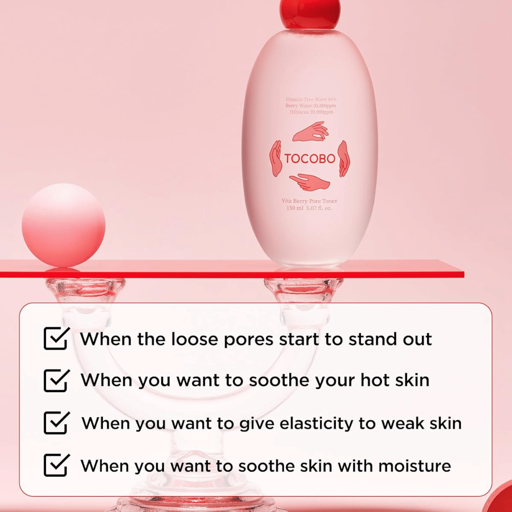 Produktbild von TOCOBO Vita Berry Pore Toner, platziert auf einem stilvollen rosa Podest, mit Fokus auf Hautpflege für Poren, Feuchtigkeitsversorgung und beruhigende Wirkung für die Haut.