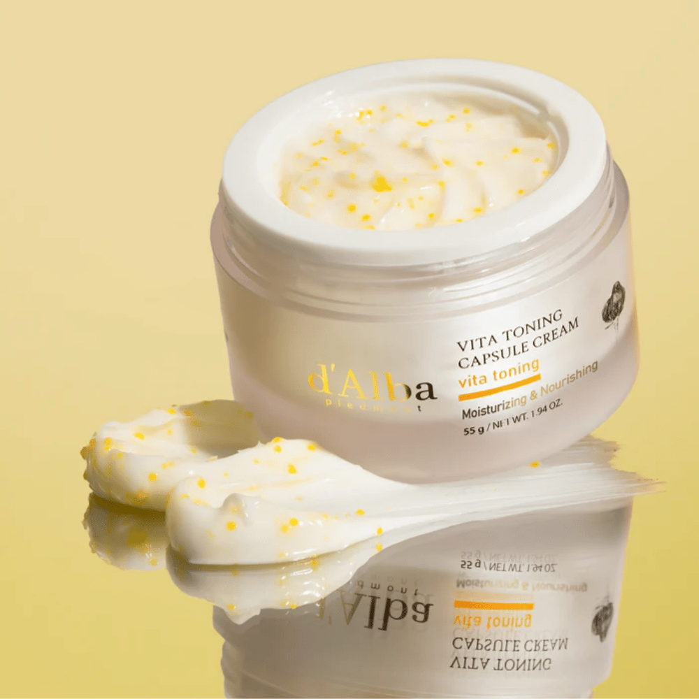 d'Alba Vita Toning Capsule Cream Textur – Gesichtscreme mit weißen Kapseln, die in die Haut schmelzen und helfen, sie mit Feuchtigkeit zu versorgen und einen klareren Hautton zu verleihen.