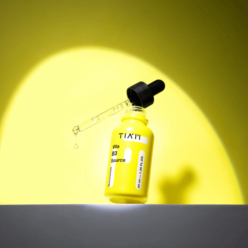 TIA'M Vita B3 Source – Niacinamid-Serum in gelber Flasche mit Pipette, entwickelt um die Haut aufzuhellen und einen klareren Hautton zu verleihen.