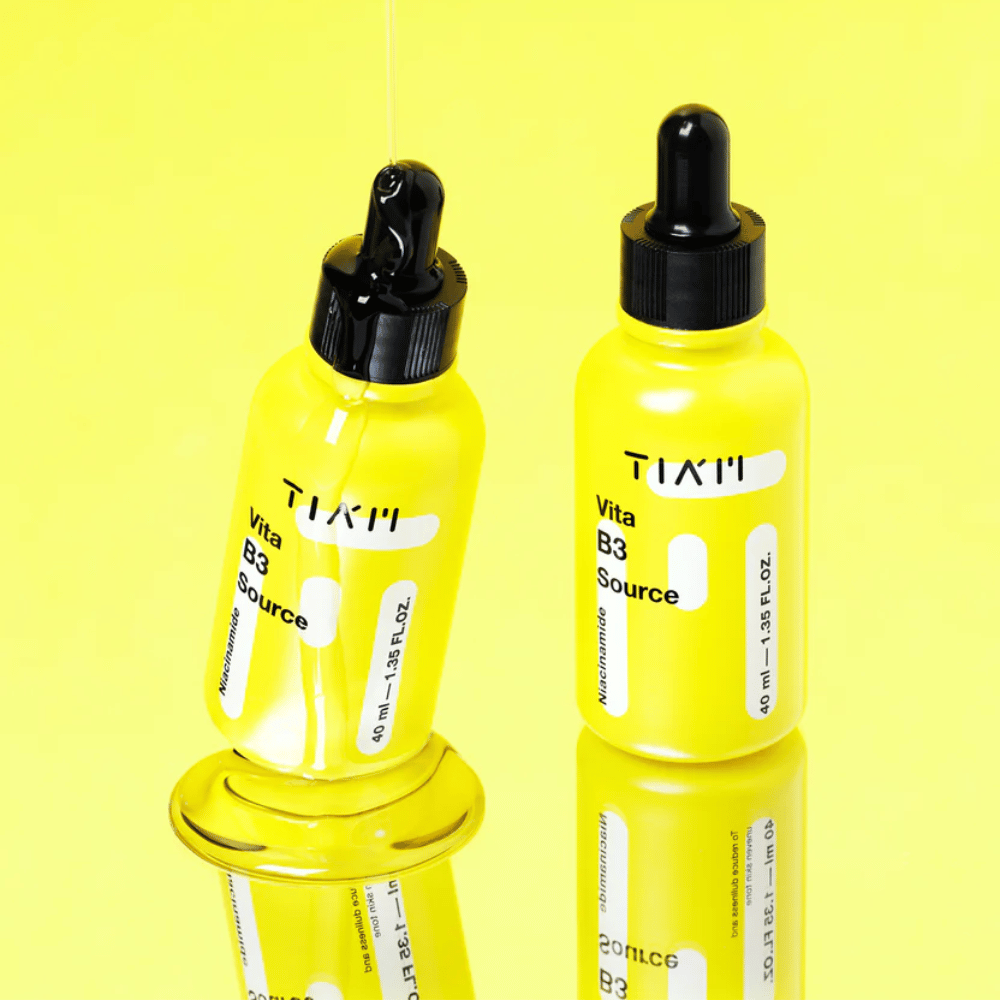 TIA'M Vita B3 Source – zwei gelbe Flaschen mit strahlendem Niacinamid-Serum, das den Hautton ausgleicht und Pigmentflecken reduziert.