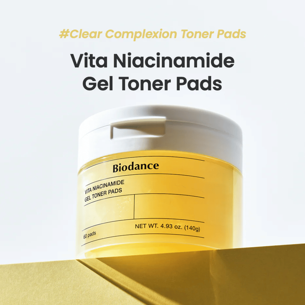 Biodance Vita Niacinamide Gel Toner Pads – Behälter mit 60 Pads für einen klareren Hautton, gezeigt auf einem gelben Podium mit deutlichem Etikett und modernem Design.