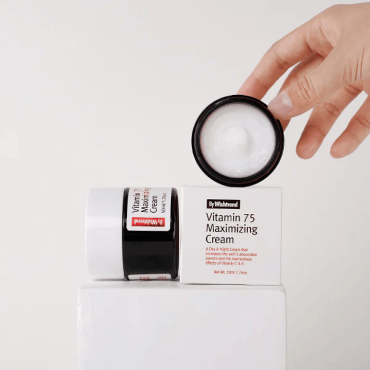 By Wishtrend Vitamin 75 Maximizing Cream mit Tiegel und Verpackung, die eine feuchtigkeitsspendende Gesichtscreme für klarere und ebenmäßigere Haut zeigt.