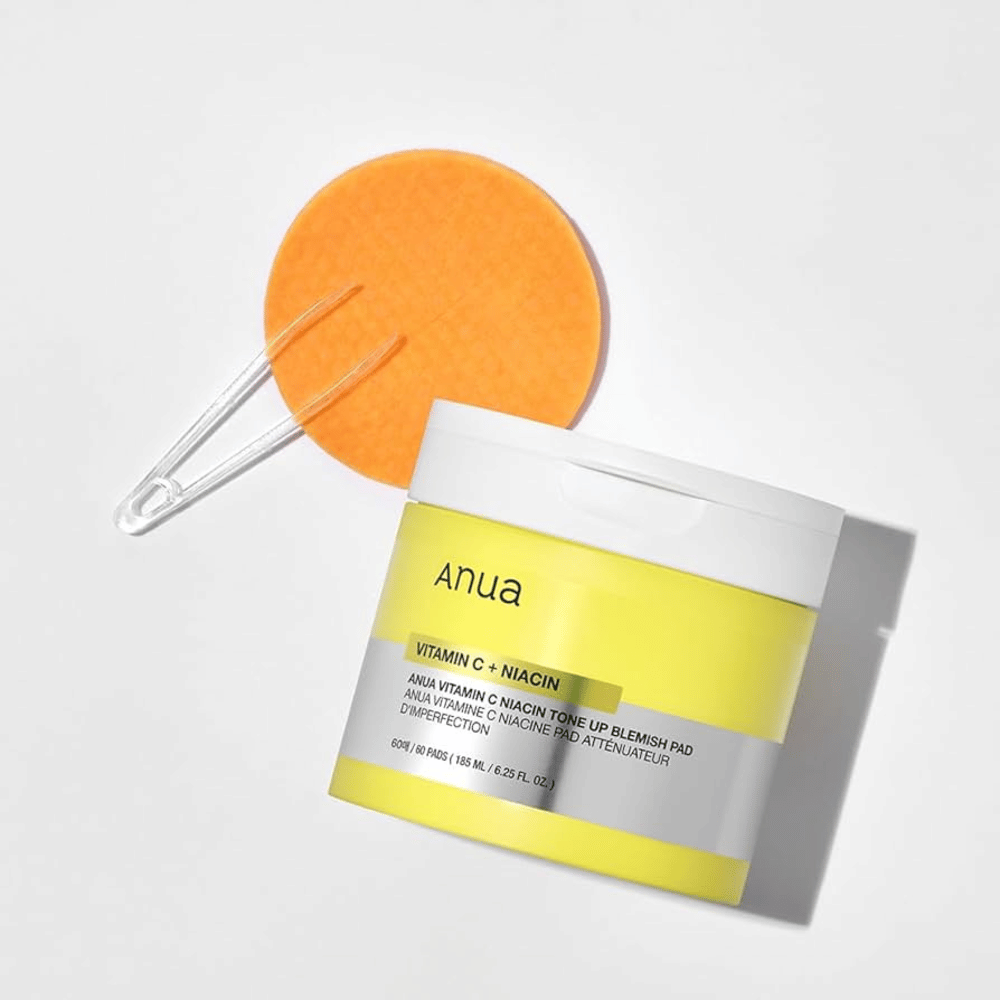 Anua Vitamin C + Niacin Tone Up Blemish Pad – Erfrischende Toner-Pads für einen gleichmäßigeren Hautton.

🍊 Vitamin C – Verleiht der Haut Glanz und reduziert dunkle Flecken.
💧 Niacinamid – Verbessert die Hautelastizität und reduziert Unebenheiten.
🧖‍♀️ Milde Exfoliation – Entfernt abgestorbene Hautzellen für eine klarere Haut.

Perfekt für eine strahlende und gleichmäßige Haut!