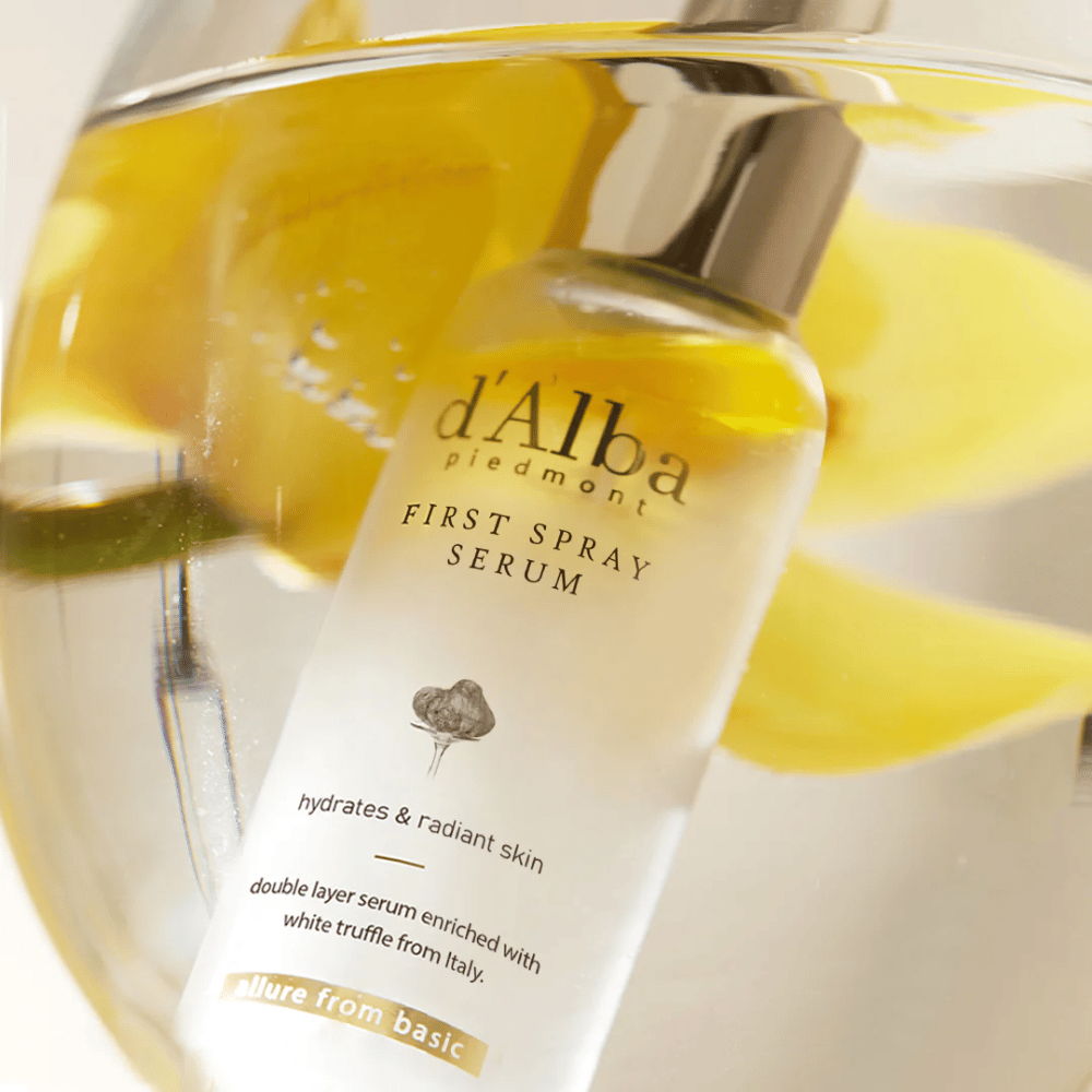 d'Alba White Truffle First Spray Serum bietet einen erfrischenden Sprühstoß mit intensiver Feuchtigkeit und strahlendem Glanz, dank seiner einzigartigen Formulierung mit weißem Trüffelextrakt aus Italien. Perfekt, um der Haut tagsüber eine schnelle Auffrischung und Nahrung zu geben.