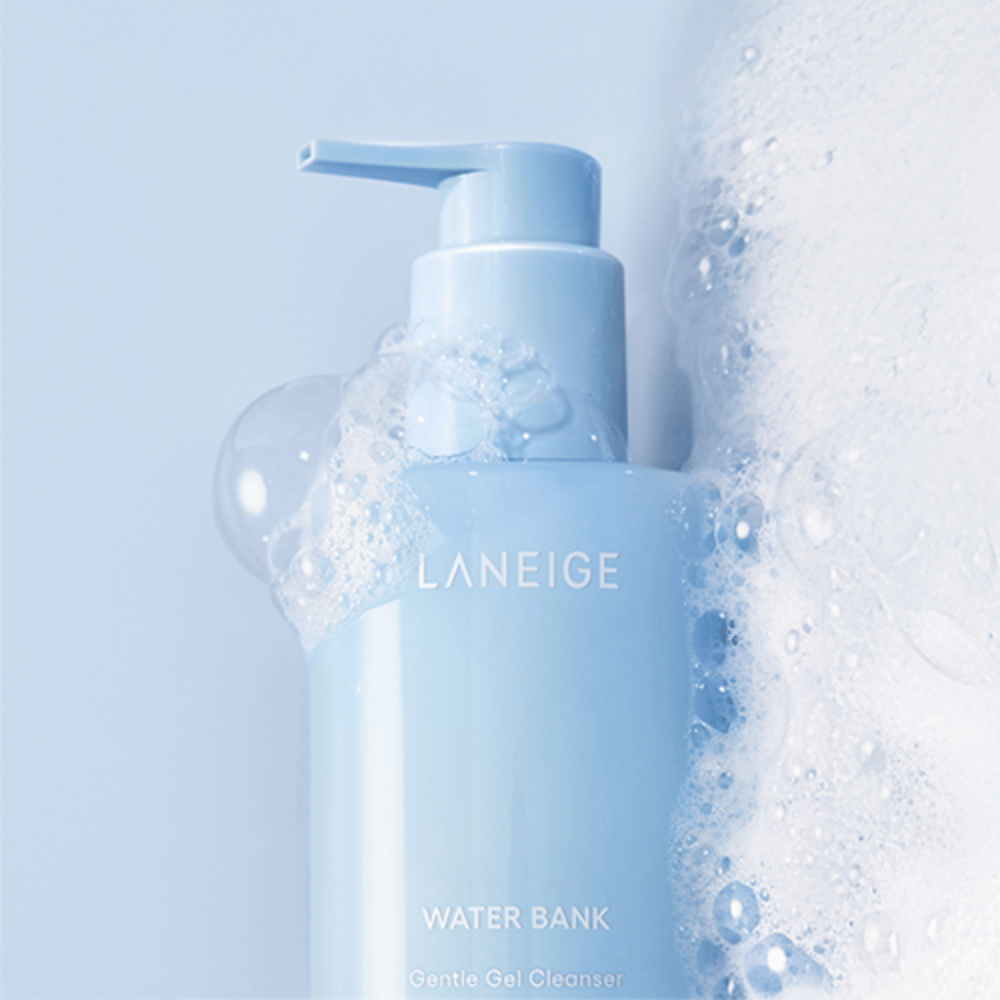 LANEIGE Water Bank Gentle Gel Cleanser bedeckt mit Schaum und Blasen vor hellblauem Hintergrund, was Reinigung und Frische signalisiert.