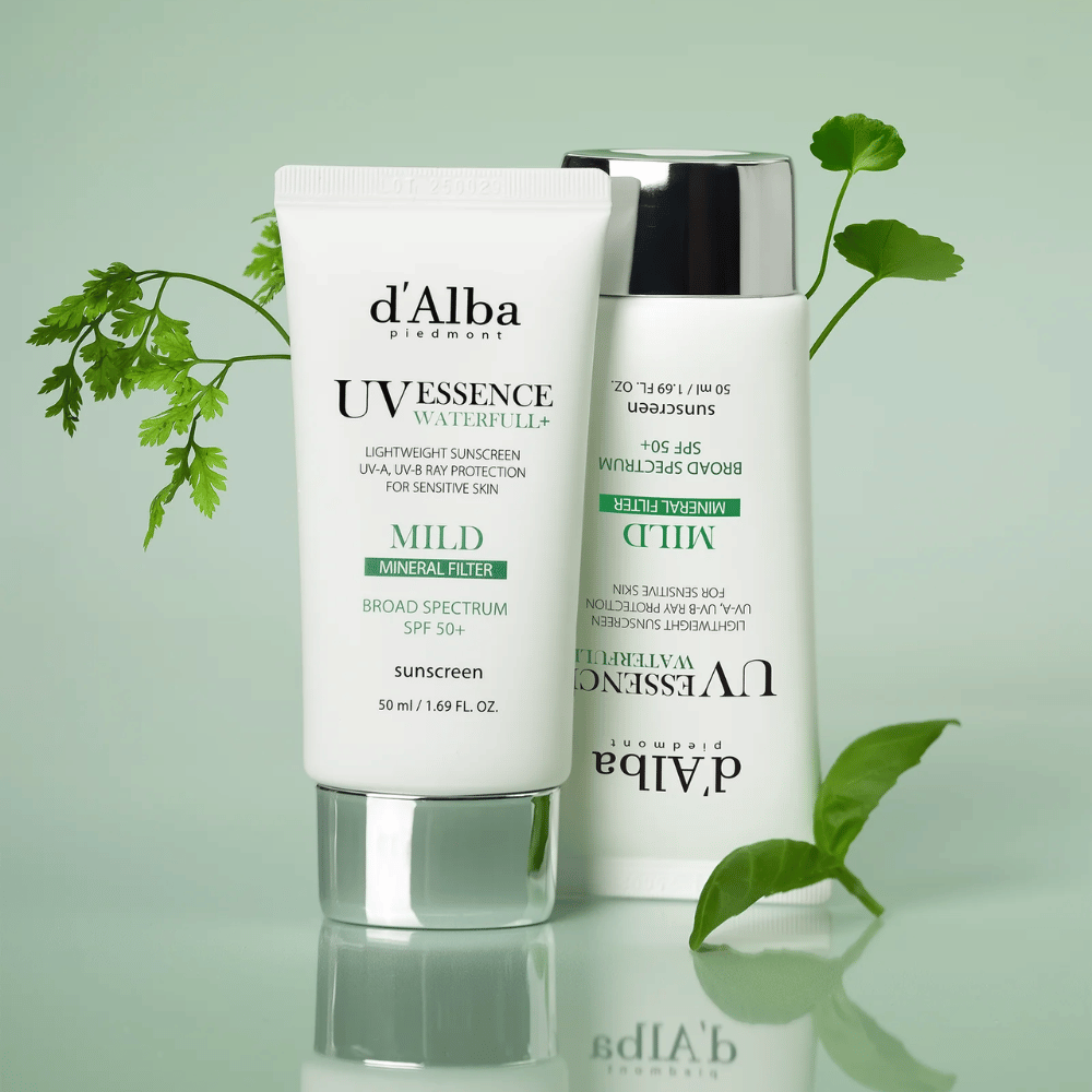 d’Alba Waterfull Mild Sun Cream SPF 50+ fotografiert mit grünen Blättern. Milde, mineralbasierte Sonnencreme mit Breitbandschutz und feuchtigkeitsspendender Formel für empfindliche Haut.