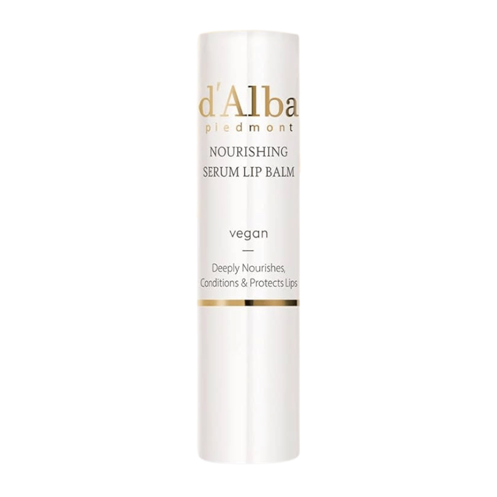 Produktbild von d'Alba Nourishing Serum Lip Balm in weißer und goldener Verpackung mit der Aufschrift "vegan" und "Deeply Nourishes, Conditions & Protects Lips".