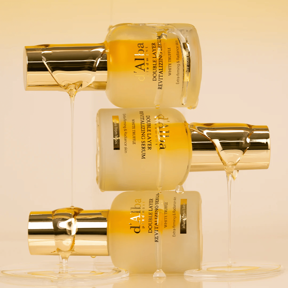 d'Alba White Truffle Double Layer Revitalizing Serum ist ein luxuriöses Serum, das nährende weiße Trüffel mit feuchtigkeitsspendenden Ölen kombiniert. Diese doppelt wirkende Formel bietet eine intensive Feuchtigkeitsversorgung und stärkt die Elastizität der Haut, was zu einem glatteren und strahlenderen Hautbild führt.