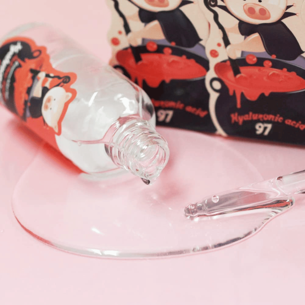 Nahaufnahme von Elizavecca Hyaluronic Acid 97 mit Pipette und klarer Serumtextur, die schnell einzieht und die Haut tiefenwirksam mit Feuchtigkeit versorgt.