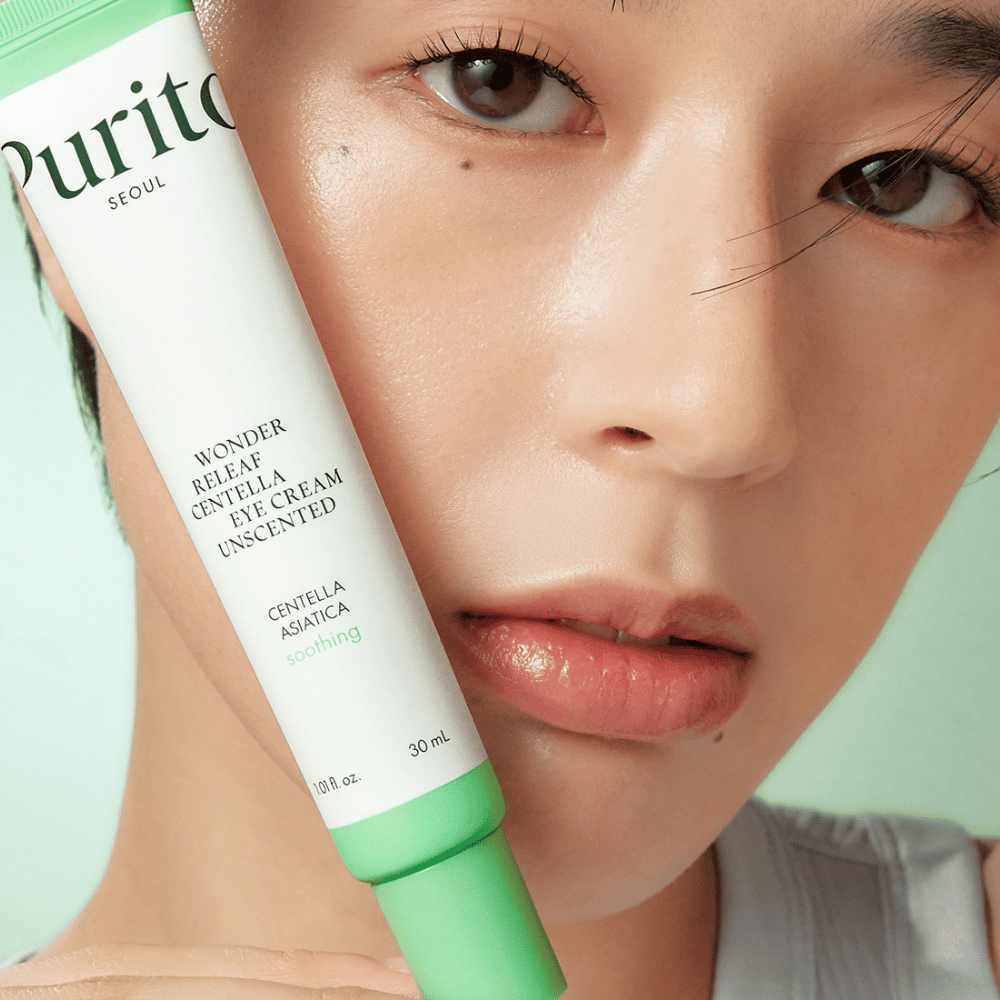 Purito Wonder Releaf Centella Eye Cream Unscented ist eine nährende Augencreme, die beruhigendes Centella Asiatica enthält. Perfekt für empfindliche Haut, reduziert diese duftfreie Creme Irritationen und spendet intensiv Feuchtigkeit, während sie feine Linien und dunkle Ringe reduziert.