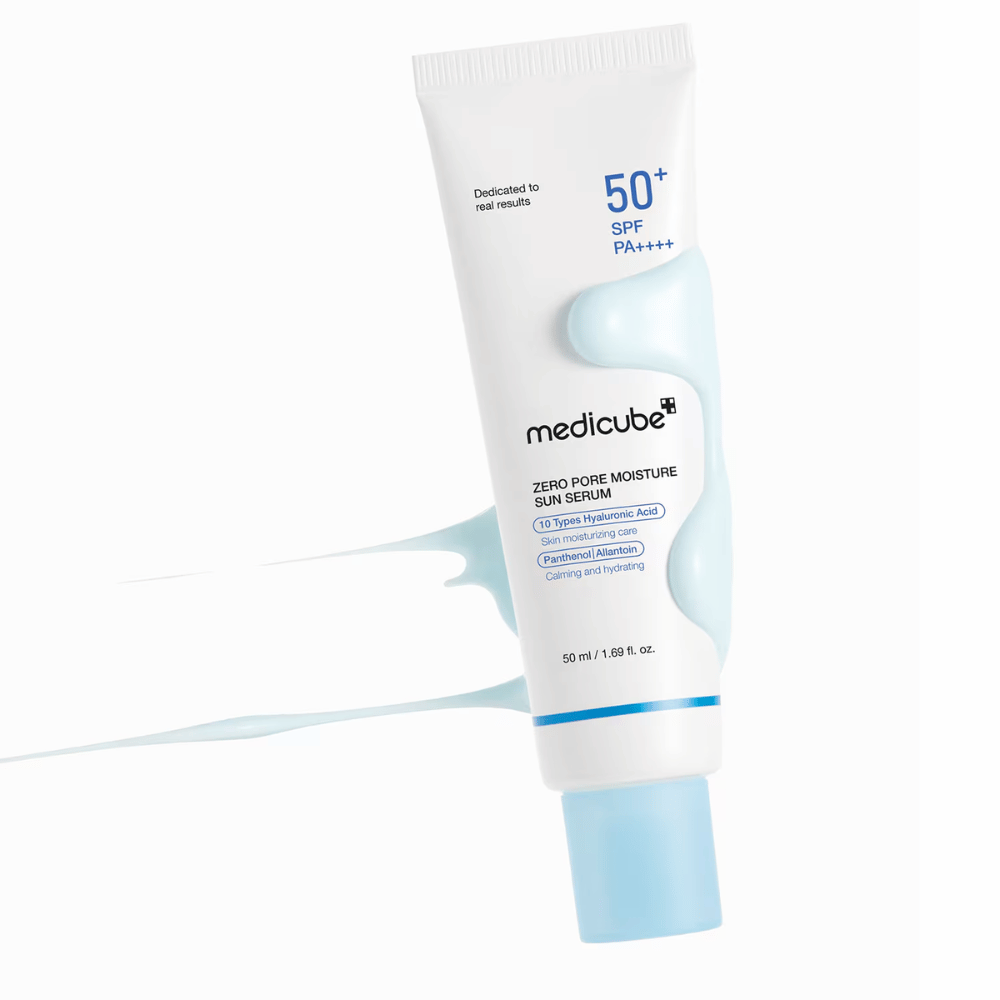 Medicube Zero Pore Moisture Sun Serum SPF50+ PA++++ umgeben von einer serumartigen Produkttextur. Feuchtigkeitsspendender Sonnenschutz mit 10 Arten von Hyaluronsäure für Feuchtigkeit, Komfort und täglichen UV-Schutz.