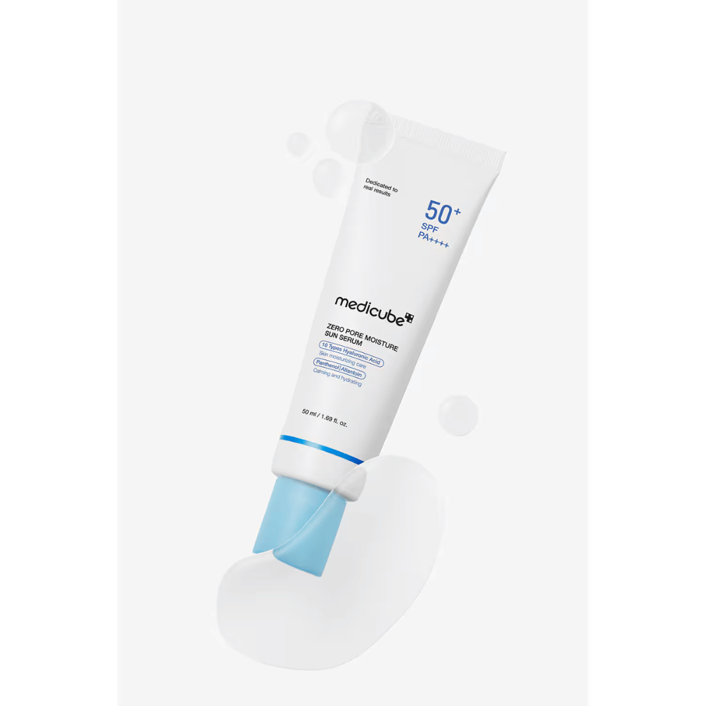 Medicube Zero Pore Moisture Sun Serum SPF50+ PA++++ mit leichter Serumtextur. Das Bild hebt die feuchtigkeitsspendende Formel hervor, die dazu beiträgt, dass sich die Haut weich, beruhigt und vor der Sonne geschützt anfühlt.