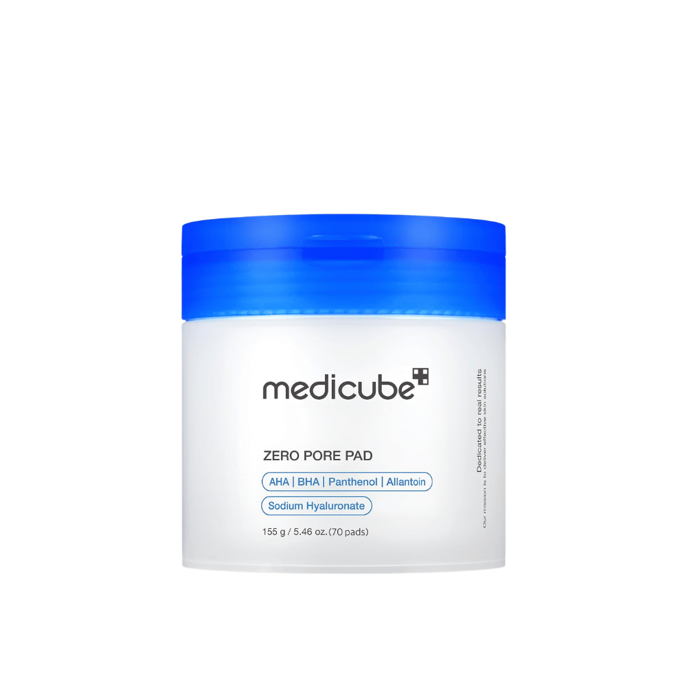 Medicube Zero Pore Pad 2.0, 70 exfolierende toner pads mit AHA, BHA und Panthenol in einem weißen Behälter mit blauem Deckel vor weißem Hintergrund.