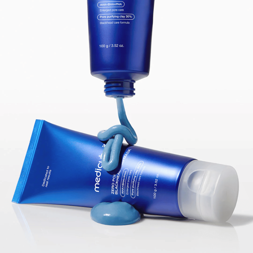 Zwei Tuben mit Schlammmaske, blaue Produktstruktur außerhalb der Verpackung.