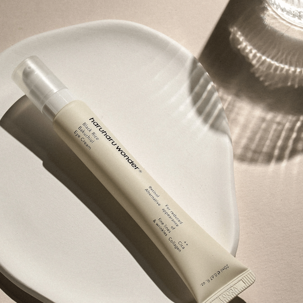 HaruHaru Wonder Black Rice Bakuchiol Eye Cream 20 ml – Augencreme mit schwarzem Reis, Bakuchiol und Kollagen, die feine Linien und Falten reduziert, auf einer Keramikplatte im sanften Licht platziert.