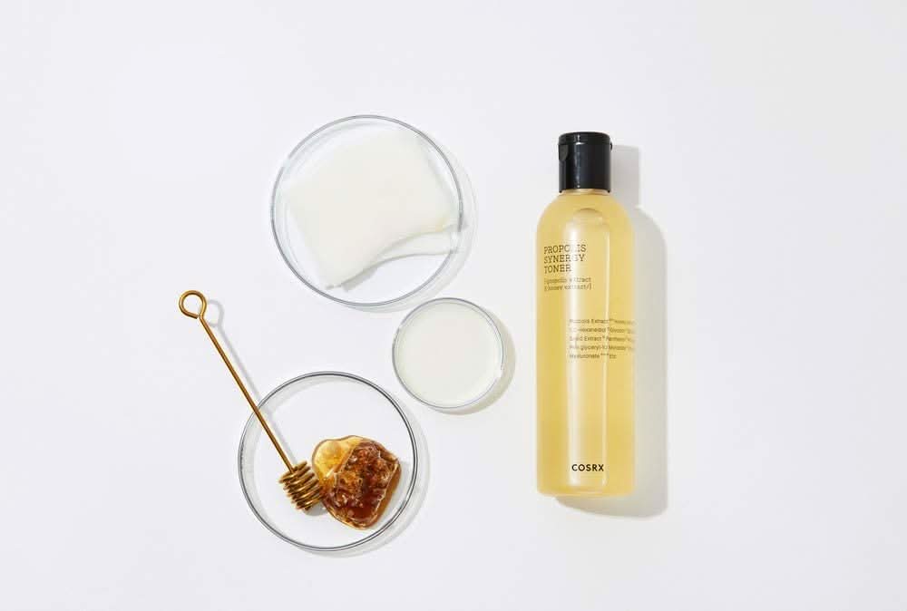 Eine Flasche COSRX Full Fit Propolis Synergy Toner 150ml mit entzündungshemmenden und antibakteriellen Effekten, auf einer weißen Fläche platziert.