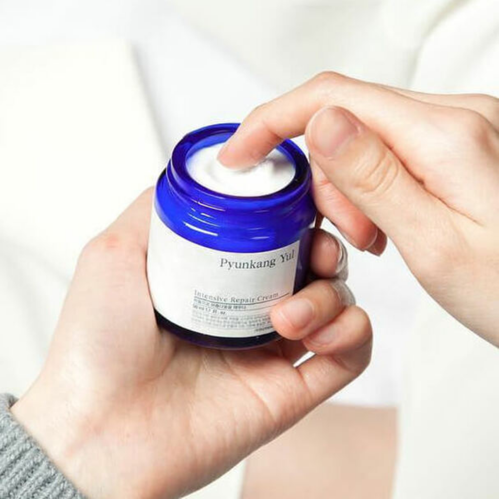 Eine Person hält ein Glas Pyunkang Yul Intensive Repair Cream 50ml.