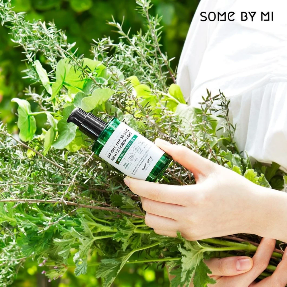 Eine Frau, die einen Haufen Kräuter in den Händen hält, um Pigmentflecken und Akne mit Hilfe von AHA, BHA, PHA 30 Days Miracle Serum Light 50ml von SOME BY MI entgegenzuwirken.