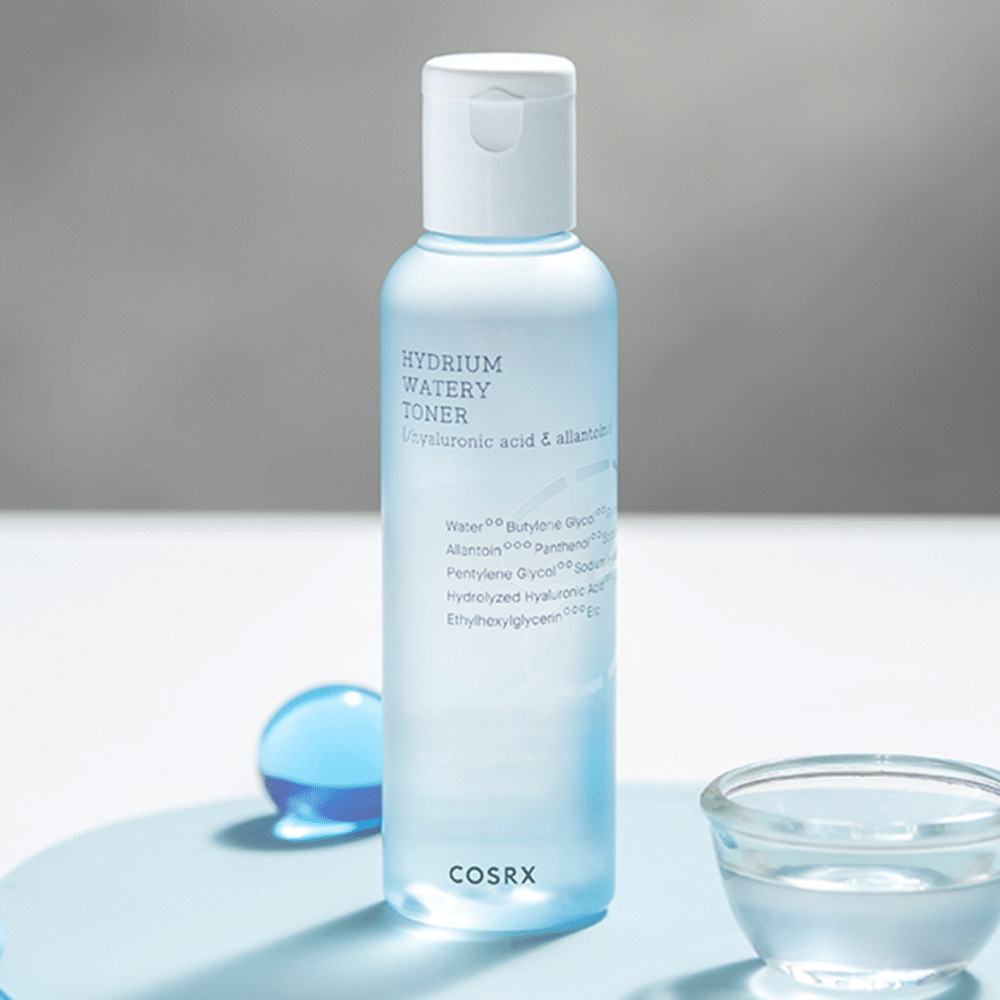 Ein COSRX Hydrium Watery Toner 150ml, ein feuchtigkeitsspendendes Gesichtswasser mit Hyaluronsäure.