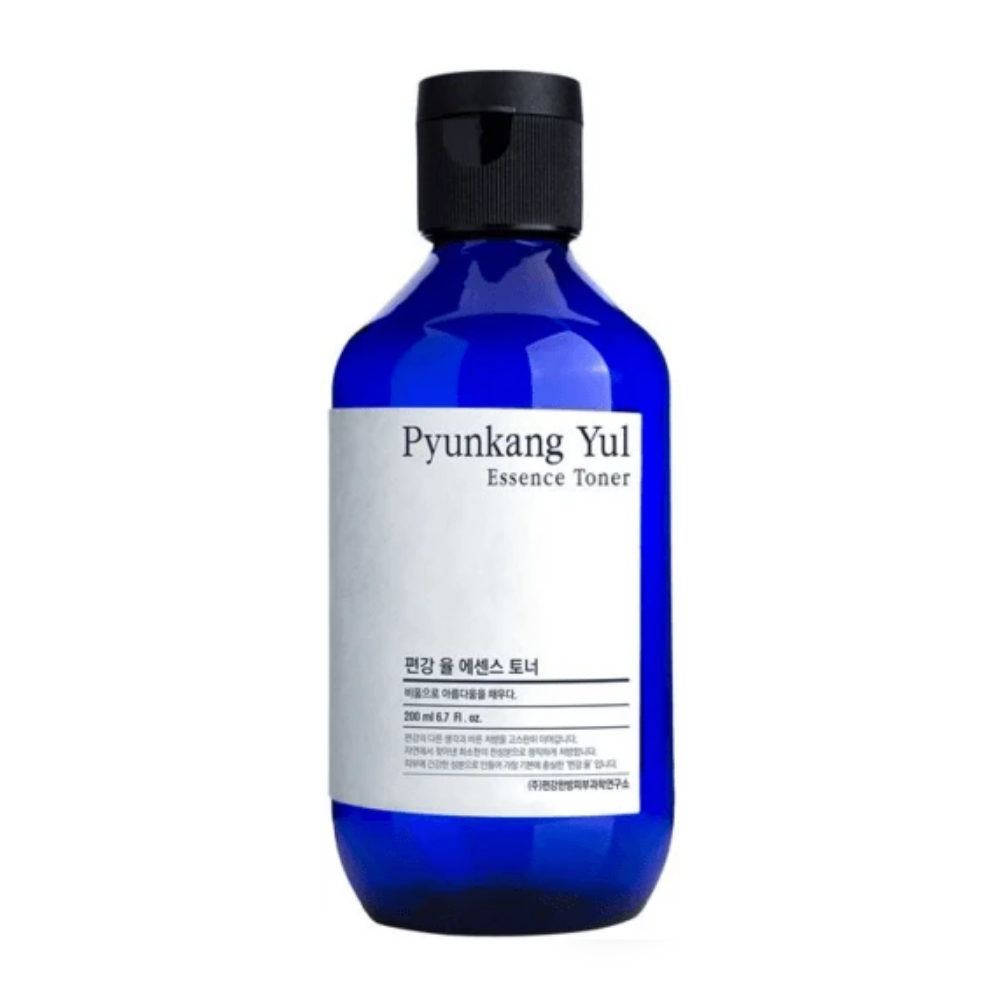 Ein Pyunkang Yul Essence Toner angereichert mit Astragaluswurzelextrakt für Feuchtigkeit in der Haut.