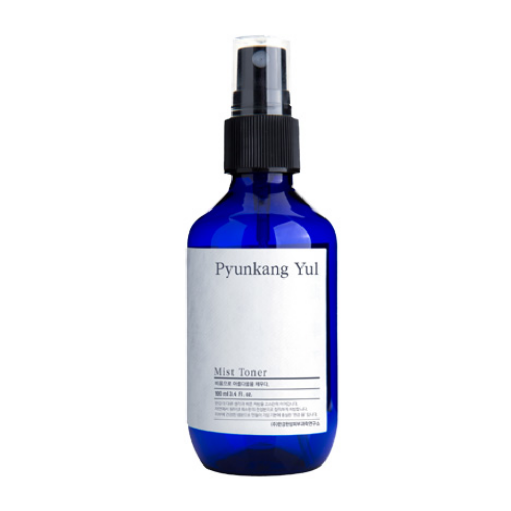 Eine Flasche Pyunkang Yul Mist Toner, perfekt für allergikerfreundliche Toner-Enthusiasten, auf weißem Hintergrund.