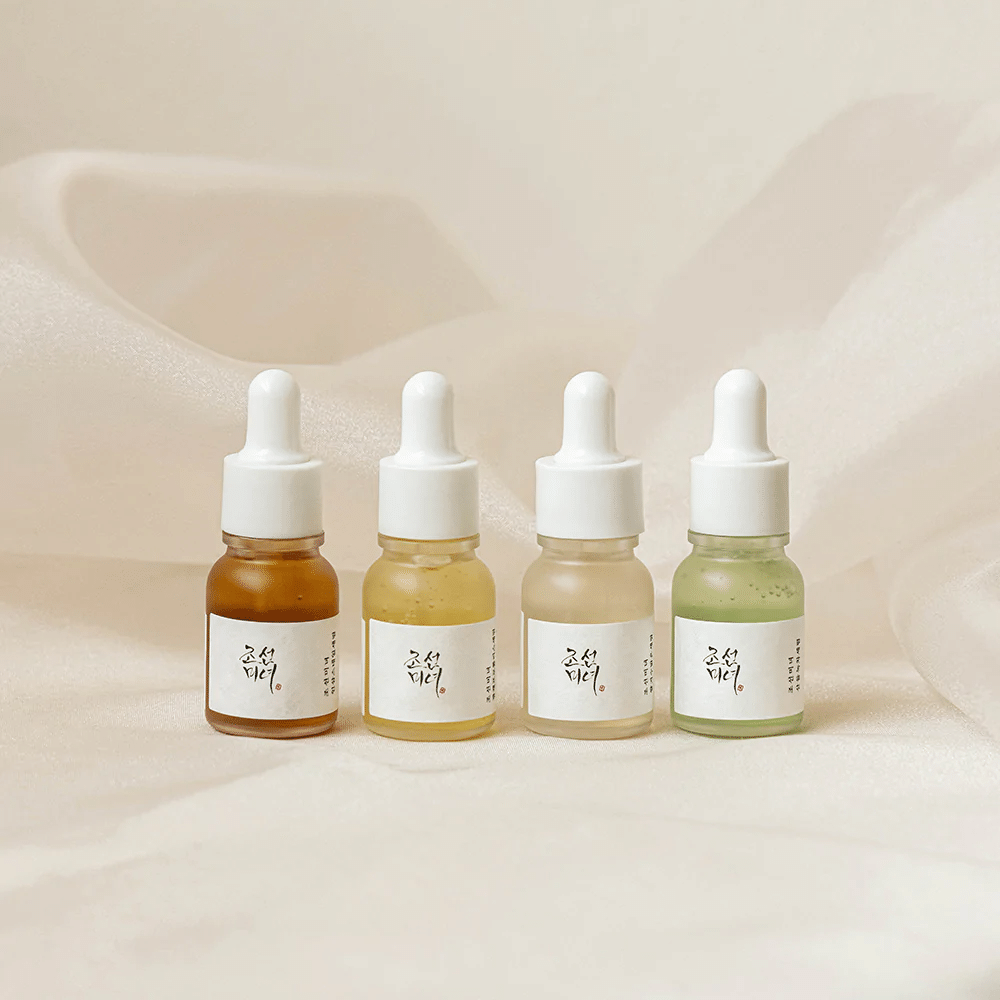 Vier Flaschen Beauty of Joseon Hanbang Serum Discovery Kit 4 Stk auf weißem Hintergrund.
