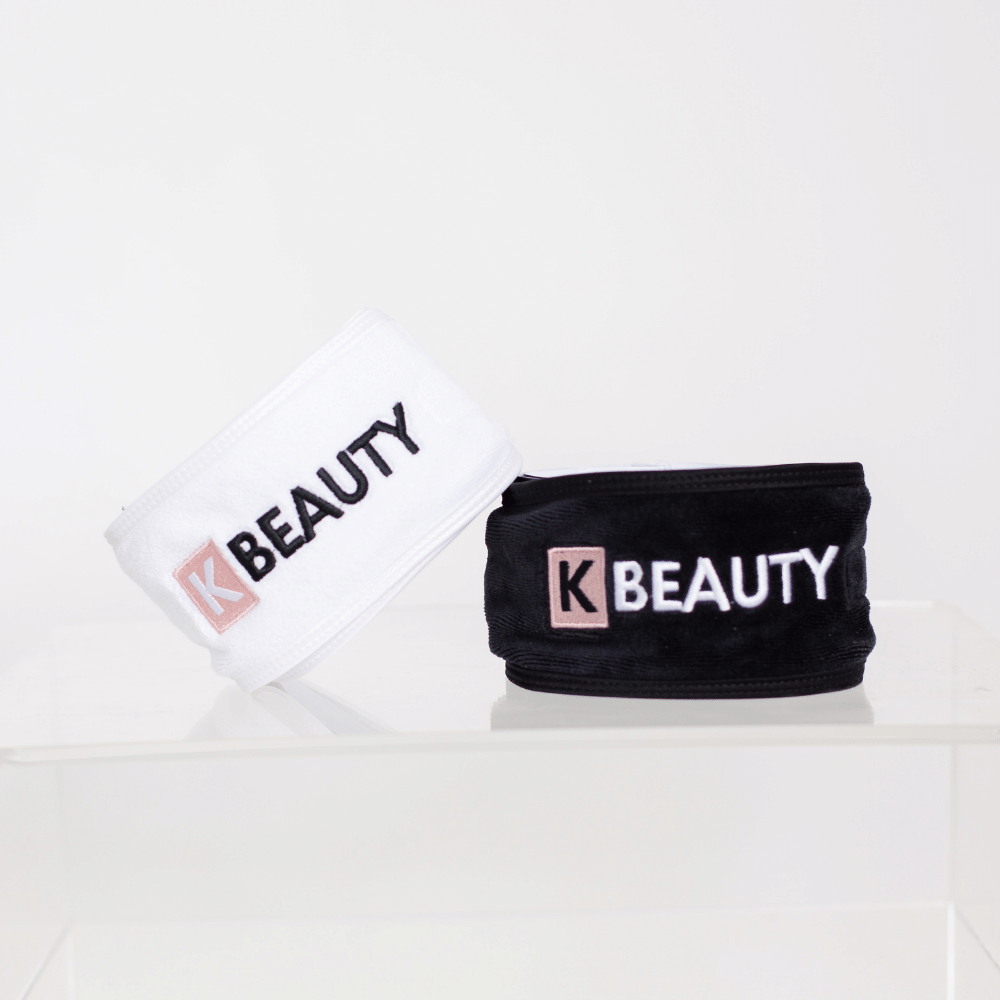 Zwei K-Beauty Make-up-Stirnbänder mit dem Wort "Schönheit" darauf.